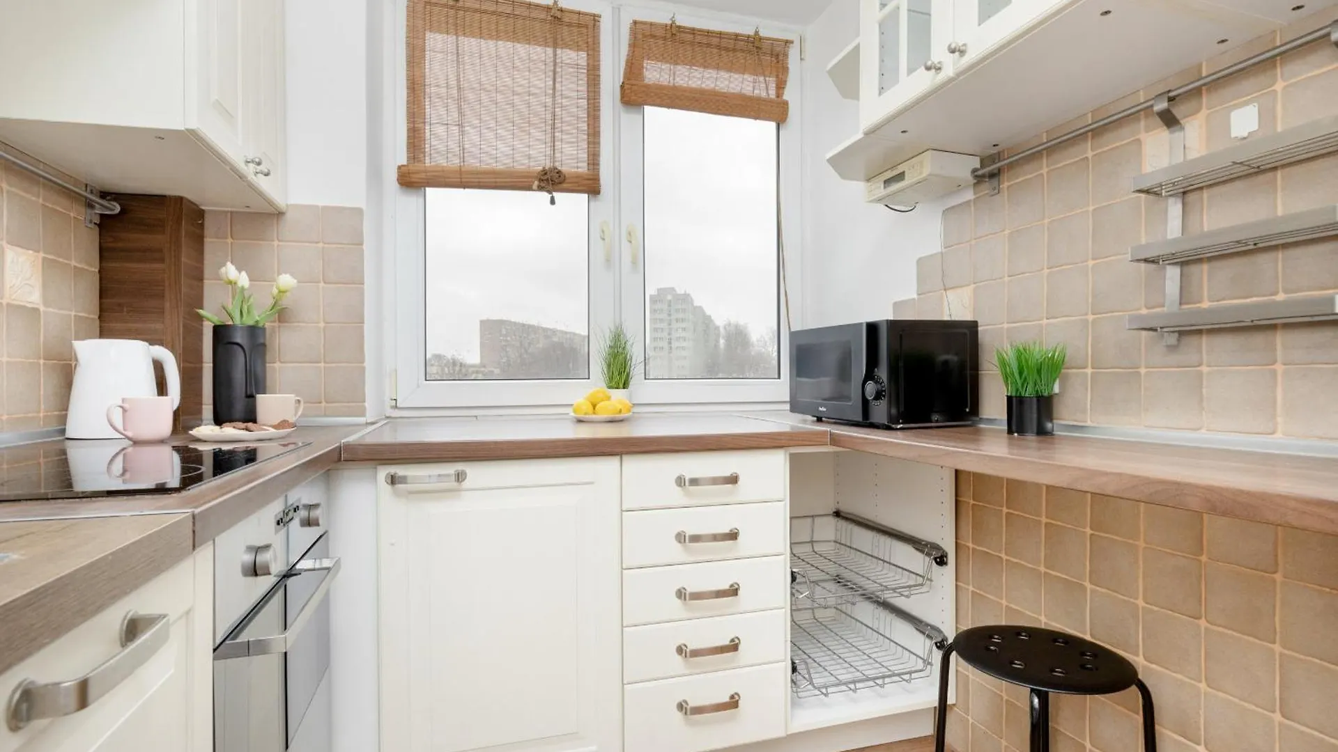 Spacious Apartment With Three Bedrooms In Warsaw By Noclegi Renters 0*,  波兰