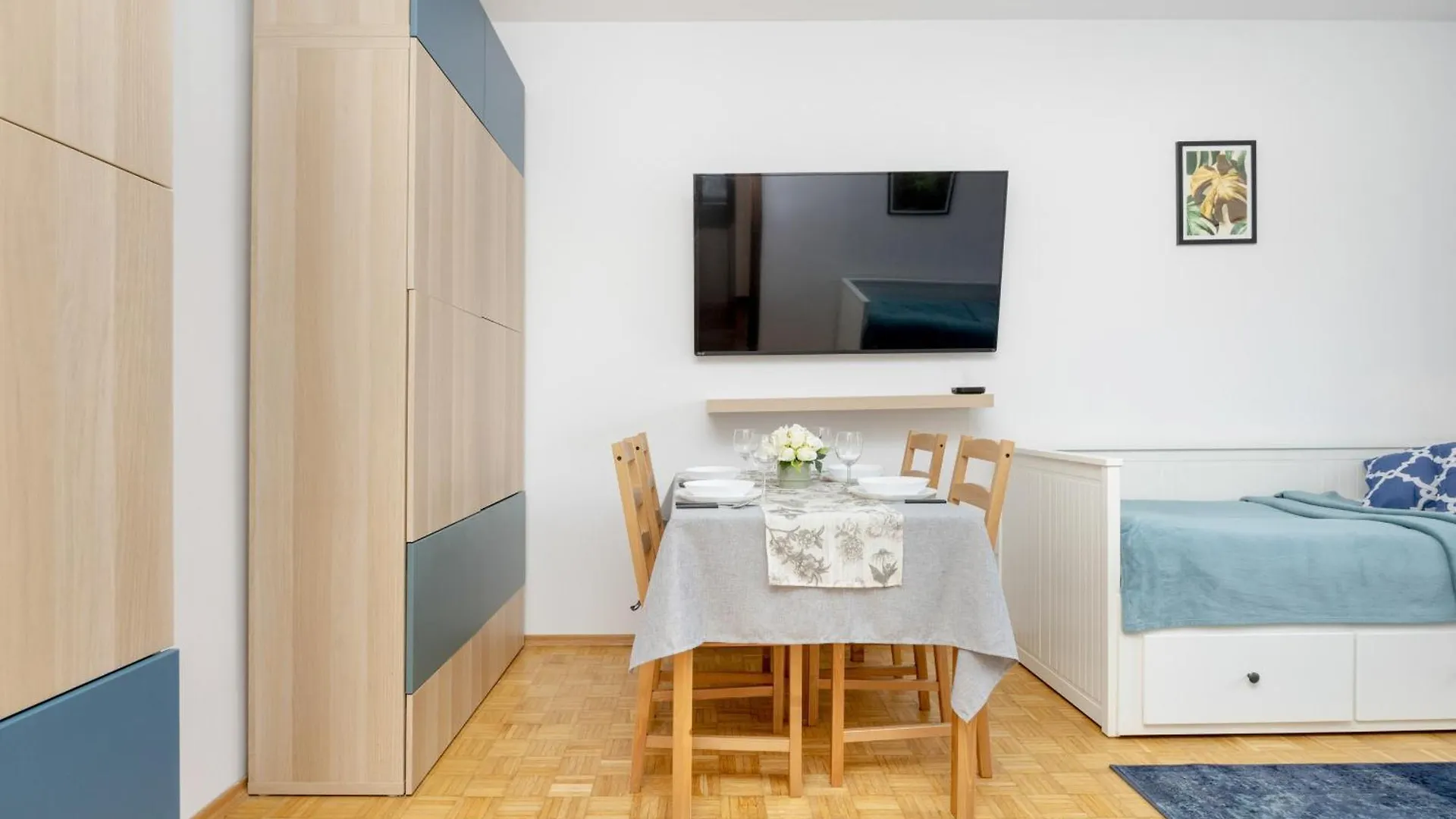 Spacious Apartment With Three Bedrooms In Warsaw By Noclegi Renters 0*,  波兰